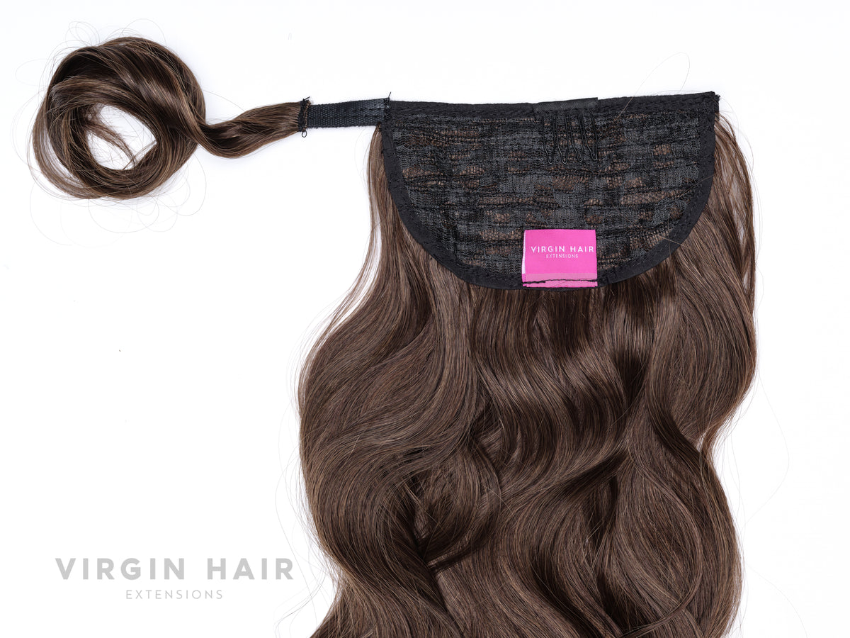 Középbarna színű hullámos copf